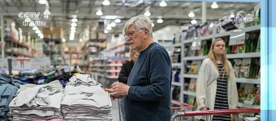 “我会盯着你”!沃尔玛将涨价,特朗普破防:怎么能怪关税,你赚了几十亿该吞下关税!更多美企加入涨价行列