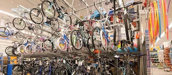 “我会盯着你”!沃尔玛将涨价,特朗普破防:怎么能怪关税,你赚了几十亿该吞下关税!更多美企加入涨价行列