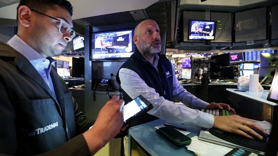 美国债务评级下调凸显赤字风险 美股期指集体下挫