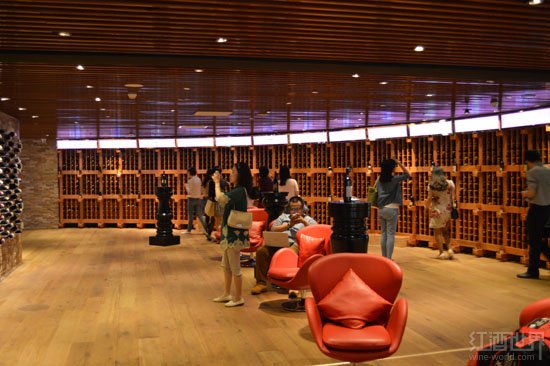 如何认识特定酒类产品的特点？白干酒的风味和市场表现如何？