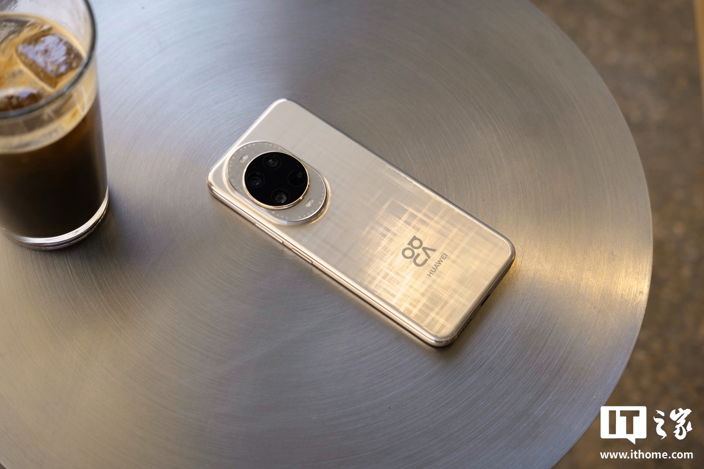 【IT之家图赏】华为 nova 14 Ultra 实拍：全新星耀环、经典格纹，一眼吸金