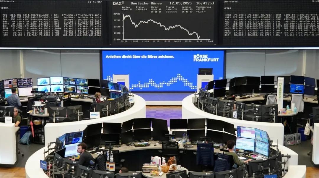 欧元EURUSD三重冲击！英欧复合、经济放缓、美债降级引爆连锁反应