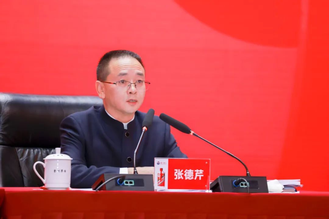 还是一身中山装!贵州茅台董事长张德芹向1400多名投资者表态:“请各位老板放心,茅台不会辜负期望”