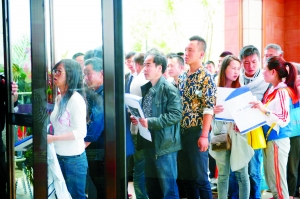 如何计算买一手指数价格？该价格对投资决策有何作用？