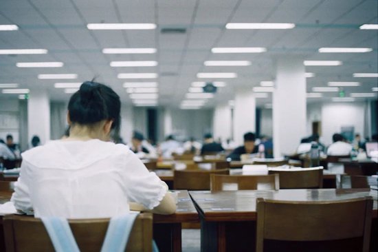 男大学生，正在批量减少