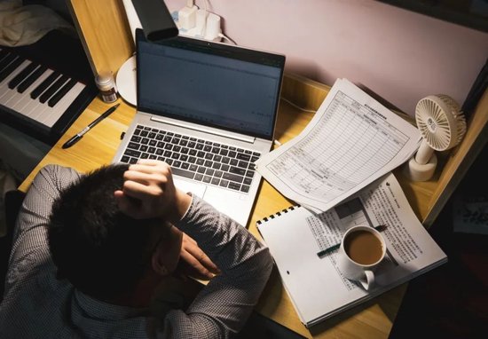 男大学生，正在批量减少