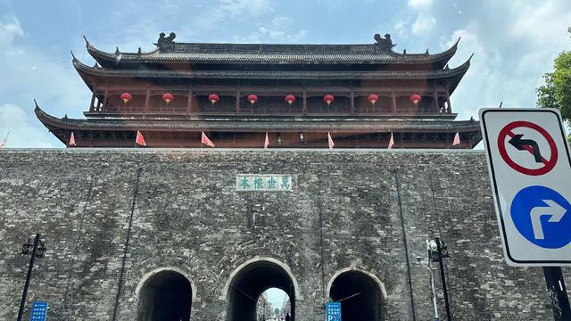 凤阳鼓楼瓦片脱落背后：涉事公司十年前曾因违规施工致文保建筑被烧毁