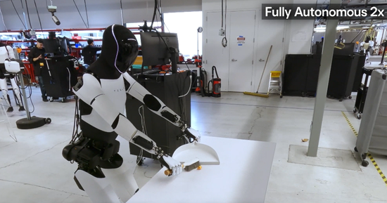 太炸裂！特斯拉“擎天柱”再进化，从人类视频学习，会炒菜、扔垃圾