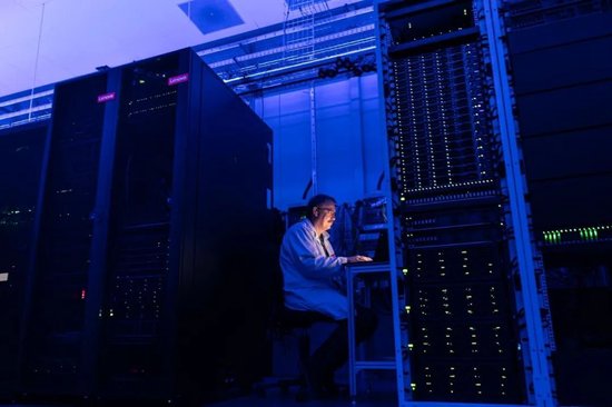 24/25财年净利大增四成!联想集团「AI十年」迎来开门红