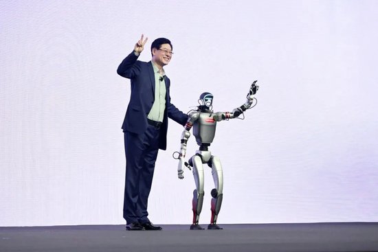 24/25财年净利大增四成!联想集团「AI十年」迎来开门红