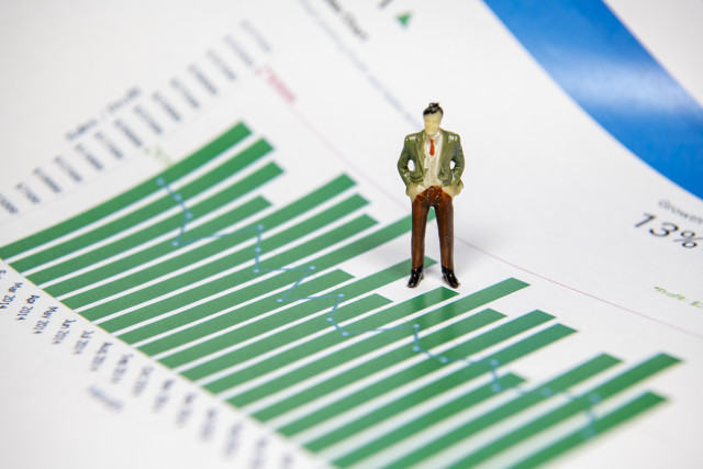 如何认识企业间的特定合作形式？城合并情况如何？