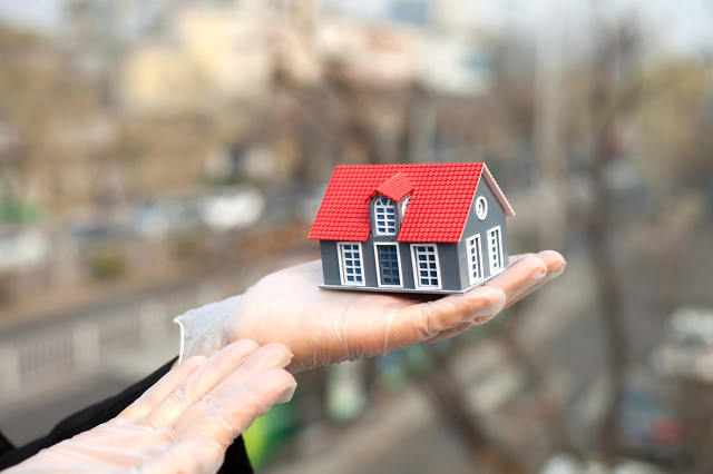 如何评估特定楼盘的整体情况？评估时要考虑哪些方面？