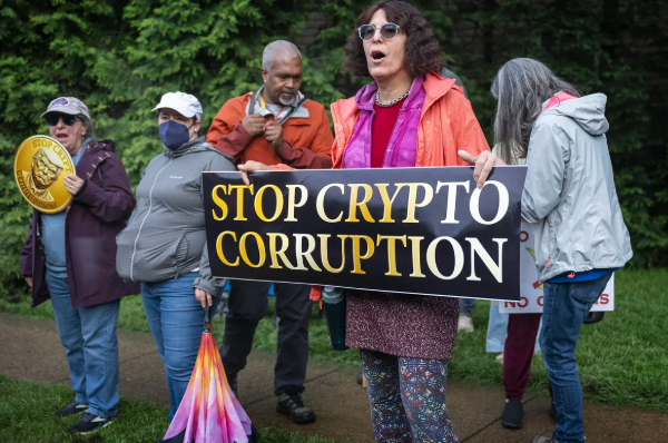 砸场子！“特朗普币晚宴”外聚集上百位抗议者 高喊“可耻”