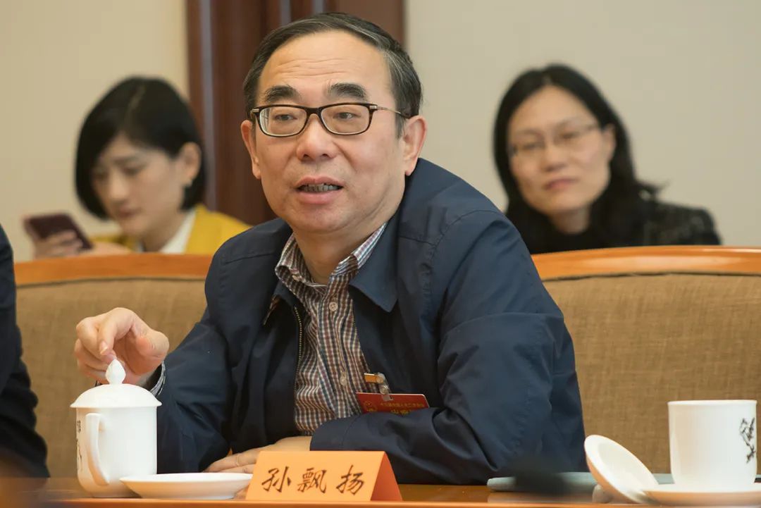 3600亿巨头再敲钟,要保“王冠”