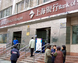 如何通过银行服务查询基金的净值走势？