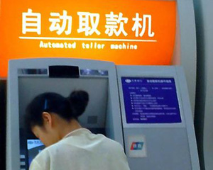 如何正确使用取款机取款？取款步骤和安全要点是什么？