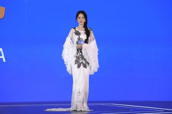 君乐宝奶粉“脑体双优”模型获权威认证，杨幂成为品牌全新发言人