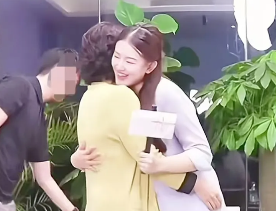 合体带货超500万!董明珠直播翻旧账,孟羽童又做了一次工具人?