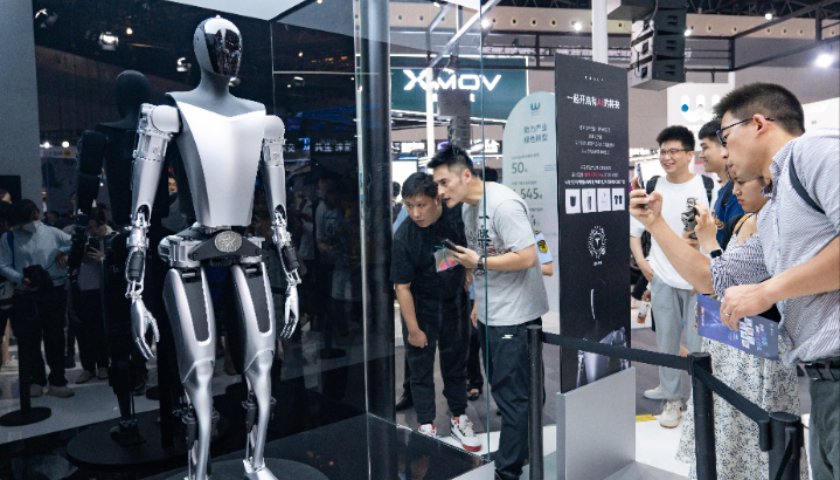 马斯克的人形机器人能力遭否定,特斯拉前高管称其不适合进厂工作