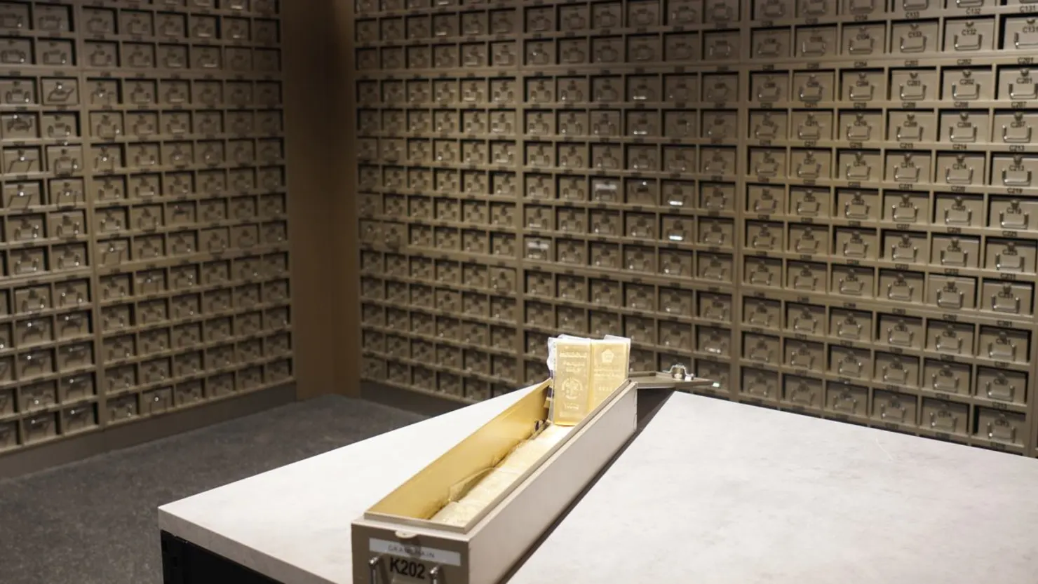 “特朗普动荡”下涌起实物黄金抢购潮，全球富豪聚焦新加坡金库！