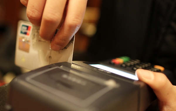 如何确定手续费标准及影响因素？手续费标准对投资有何影响？