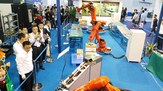 大型机械操作有何技巧？挖掘机怎么上楼顶？