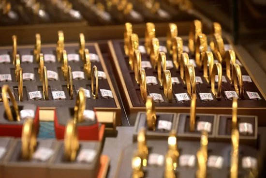 “寄存的黄金提不出来，也无法退款”！客服电话关机，有人全家被套70万！知名黄金品牌兑付异常，警方已立案