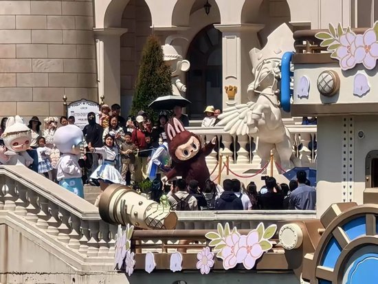 二手市场炒至数万元！英国人为它大打出手！Labubu到底有多难抢？