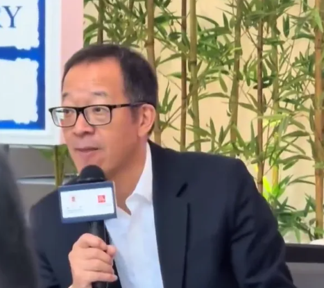 62岁俞敏洪骑行中途摔倒在地，双膝摔出血，本人报平安：皮外伤，不用担心