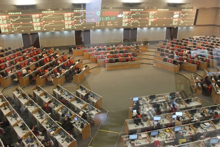 如何分析期货沥青与其他品种的关系？这种关系对沥青期货交易有什么作用？