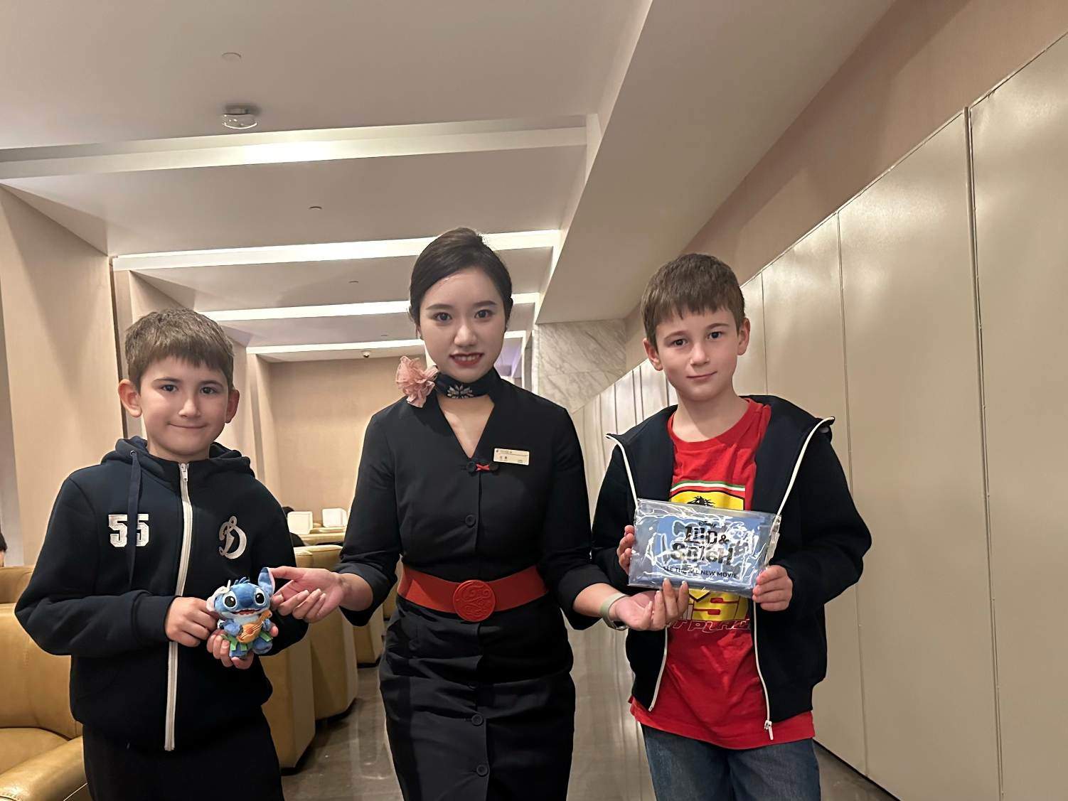 东航儿童节惊喜：浦东机场史迪奇萌礼相赠，暑期全新航线启航在即