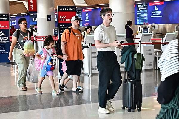 美媒：不满特朗普政策，外国游客不愿到美国旅游