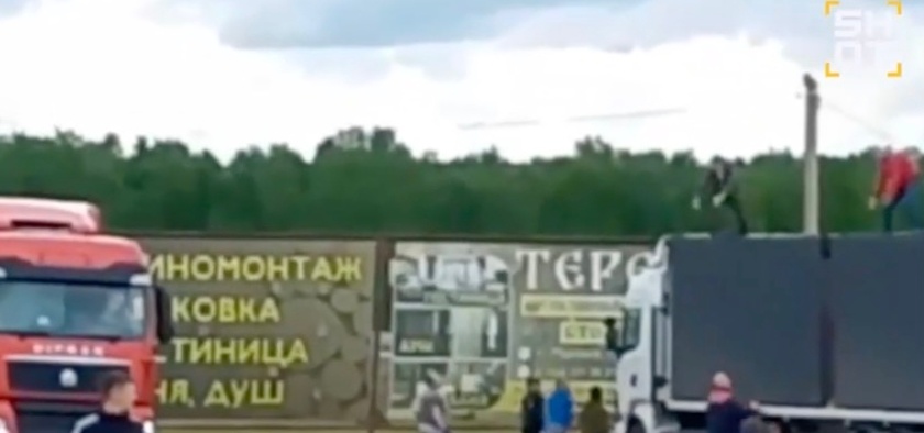 画面流出！俄媒：俄民众爬上卡车顶部，试图用石头阻止乌无人机起飞