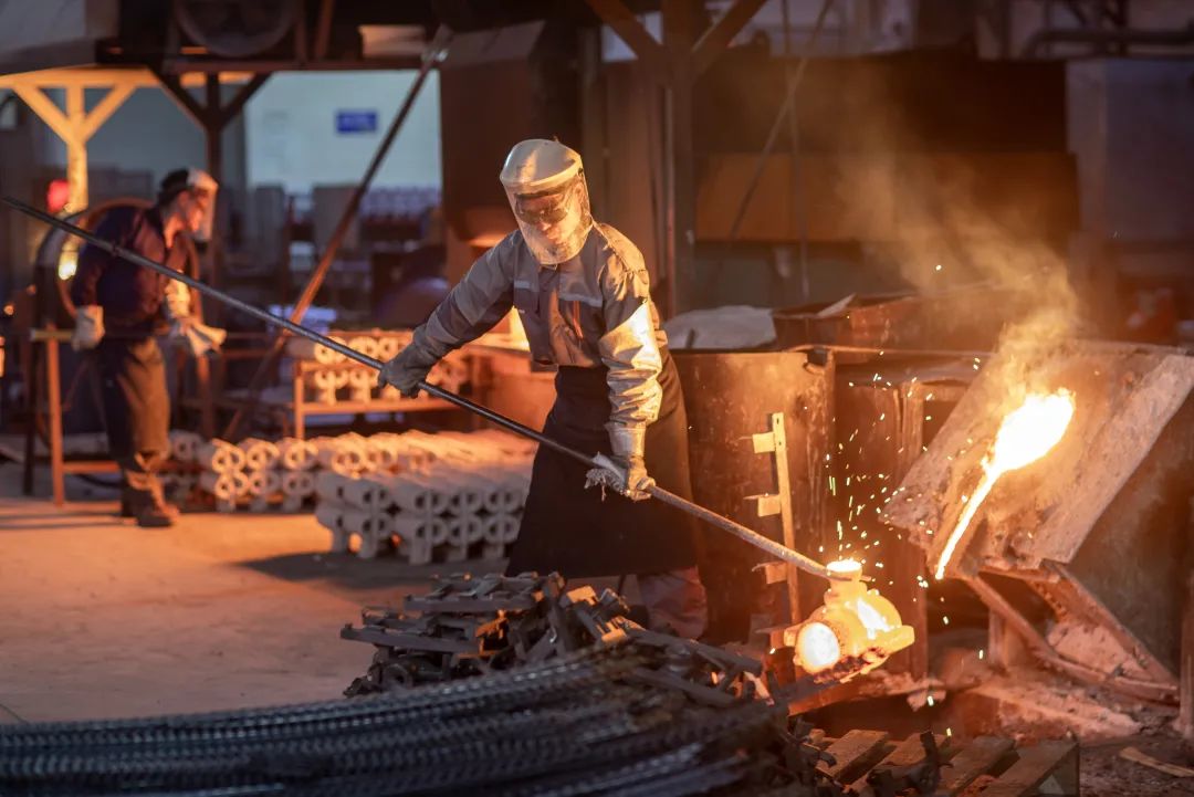 钢价“跌成白菜”：市场寒冬背后的深层震荡