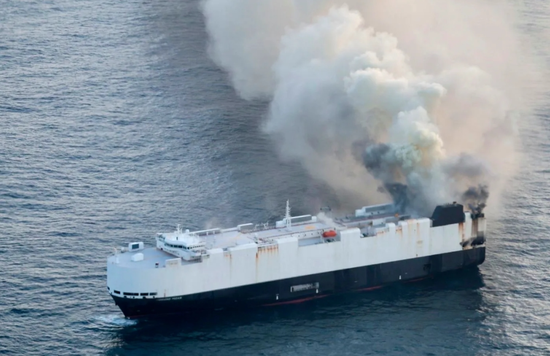 海上惊魂！载有800辆电动车的货船起火，出发地是山东烟台