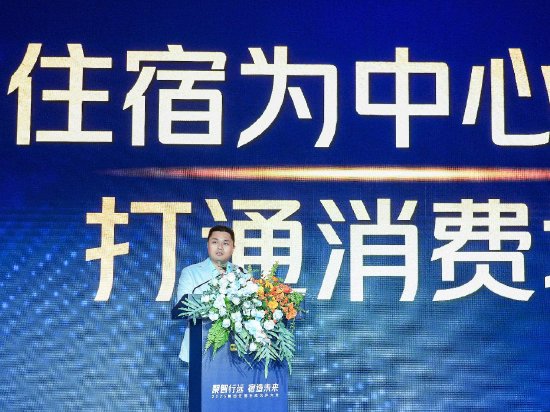 美团旅行发布国内首个酒店商家AI工具“美团既白”