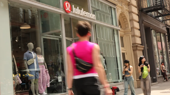 Lululemon因削减全年盈利指引并提及“动态宏观环境”股价暴跌23%