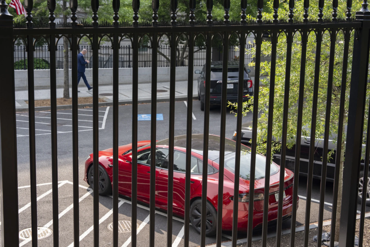 美媒：马斯克尚未回复特朗普政府电话，特朗普为支持他而买的红色特斯拉仍在白宫