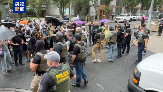 警方开枪！洛杉矶乱了，催泪瓦斯、震爆弹和橡皮子弹齐发，新华社记者也被击中！特朗普强硬表态：解放洛杉矶