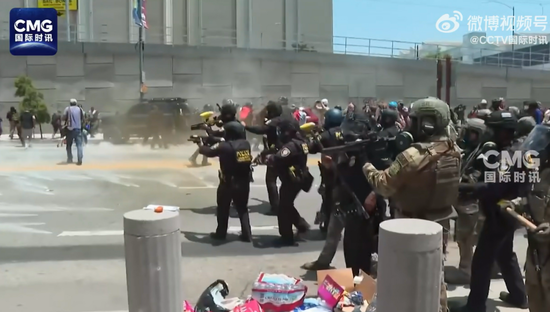 警方开枪！洛杉矶乱了，催泪瓦斯、震爆弹和橡皮子弹齐发，新华社记者也被击中！特朗普强硬表态：解放洛杉矶