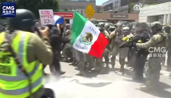 警方开枪！洛杉矶乱了，催泪瓦斯、震爆弹和橡皮子弹齐发，新华社记者也被击中！特朗普强硬表态：解放洛杉矶