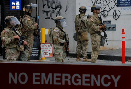 警方开枪！洛杉矶乱了，催泪瓦斯、震爆弹和橡皮子弹齐发，新华社记者也被击中！特朗普强硬表态：解放洛杉矶