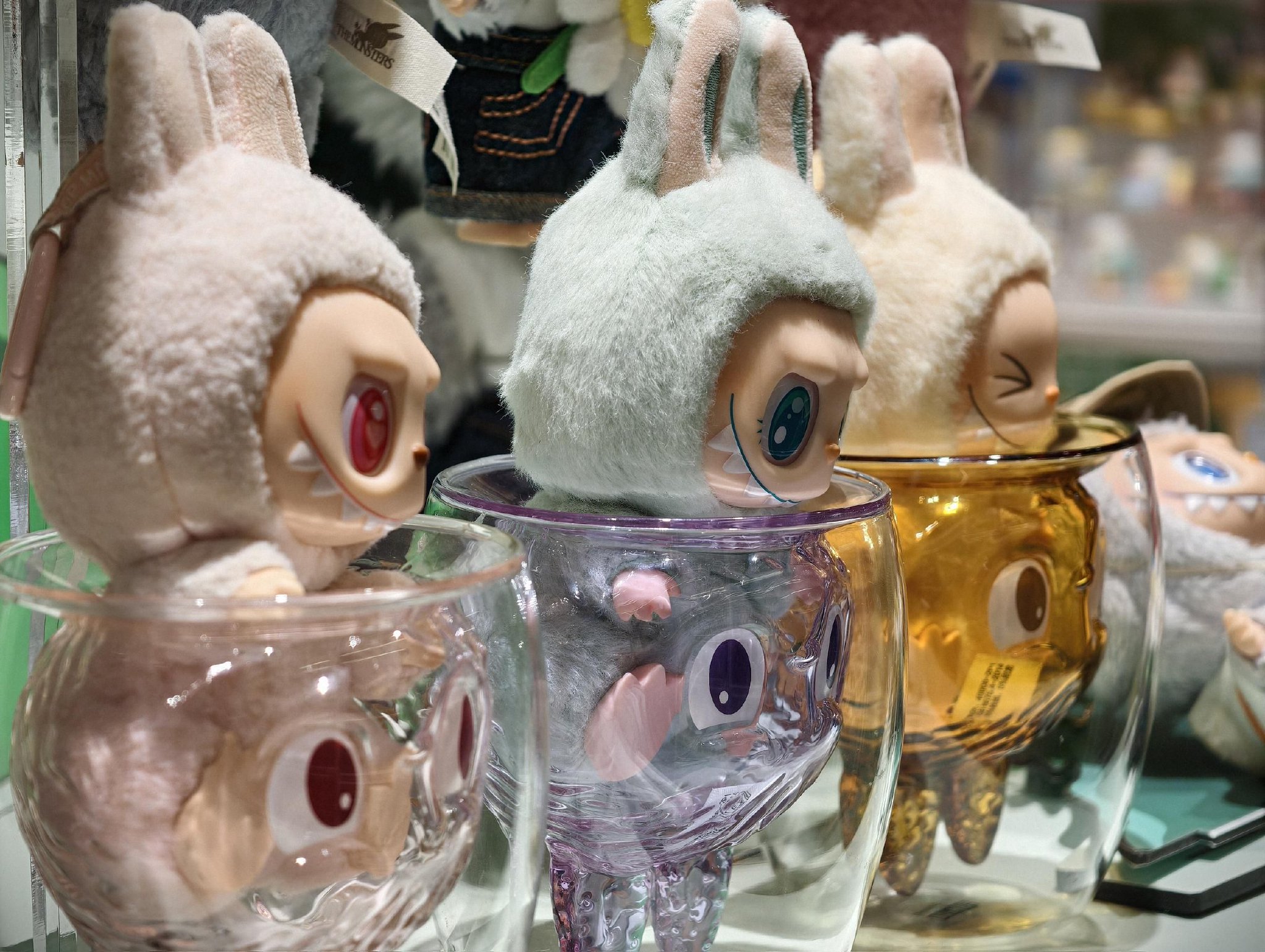 泡泡玛特股价创新高!一娃难求的Labubu捧出河南新首富