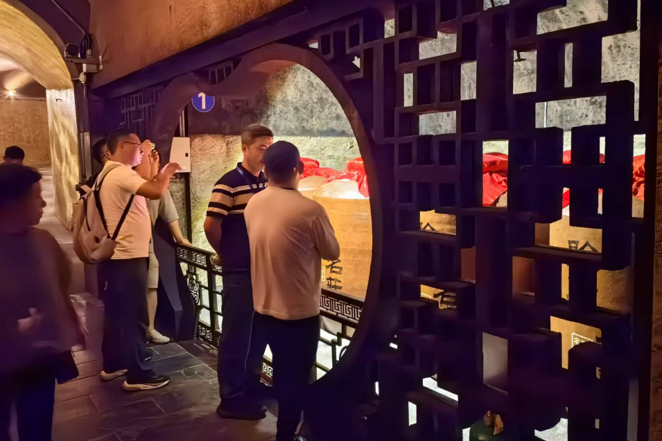 宇通重工特种装备事业部一行走进赊店酒乡小镇