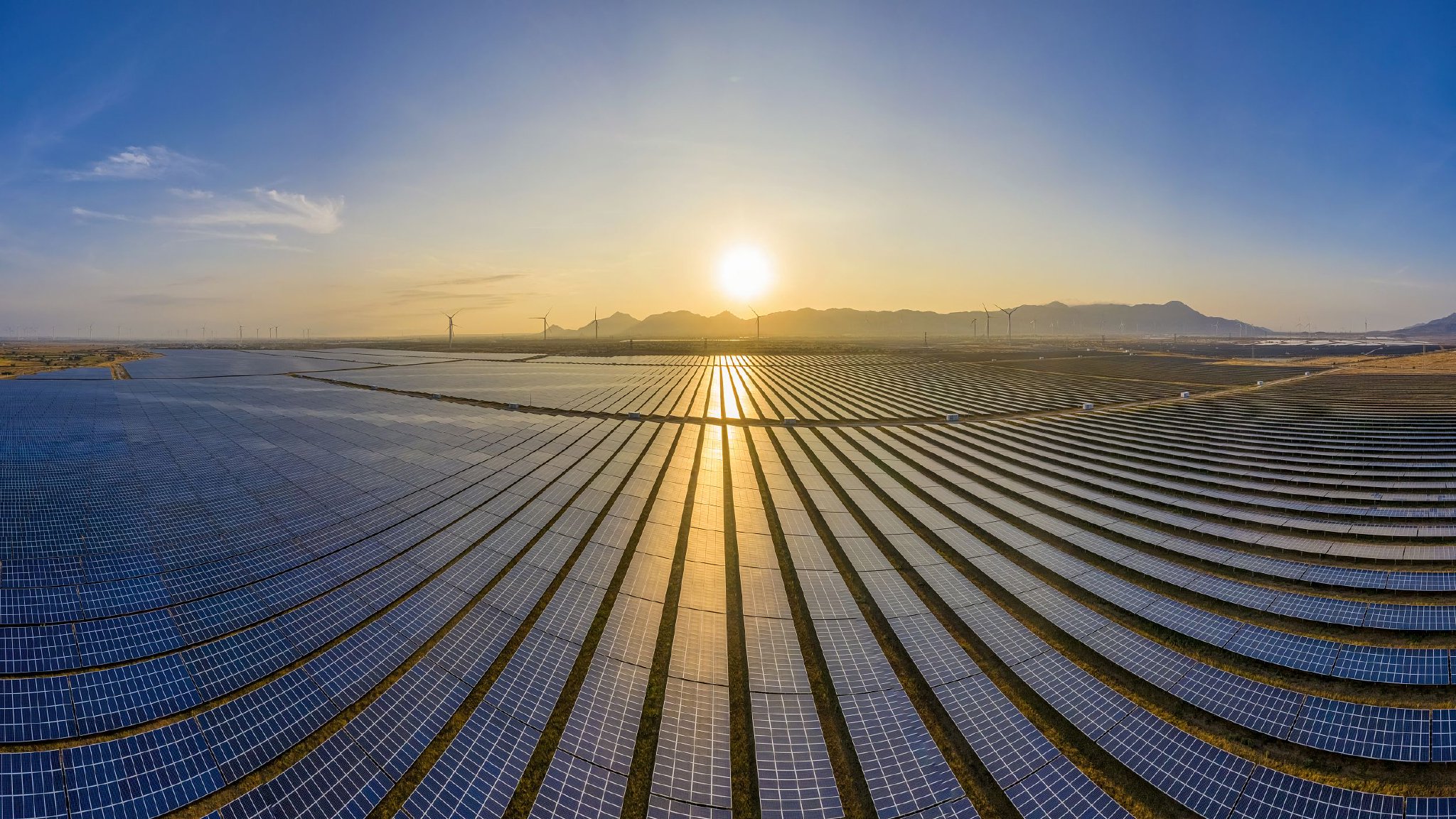 协鑫董事长朱共山：与其期待光伏周期性复苏，不如直面产业颠覆性重构