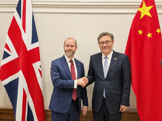 商务部部长王文涛会见英国商贸大臣雷诺兹