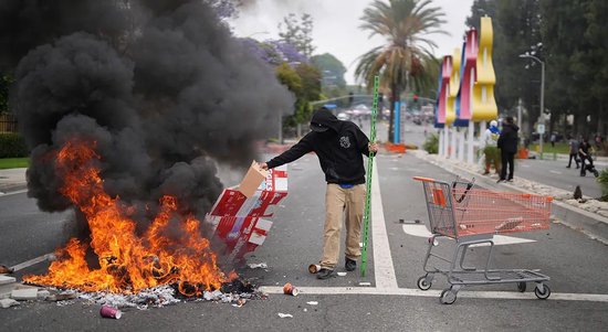特朗普:洛杉矶骚乱事件是“外国入侵”,国民警卫队将留在洛杉矶,直到没有危险为止!最新民调显示......