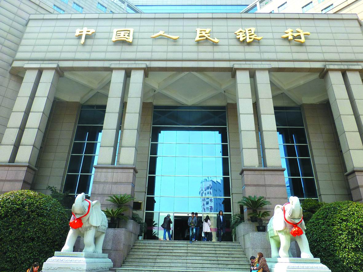 如何看待利率与金融期货期权的关系？这种关系对市场有何影响？