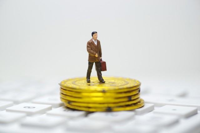 如何认识特定基金产品与指数的关系？这种关系对投资有什么影响？