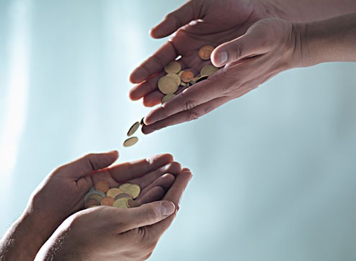 如何进行金融期权的套利交易？套利交易有什么要点？